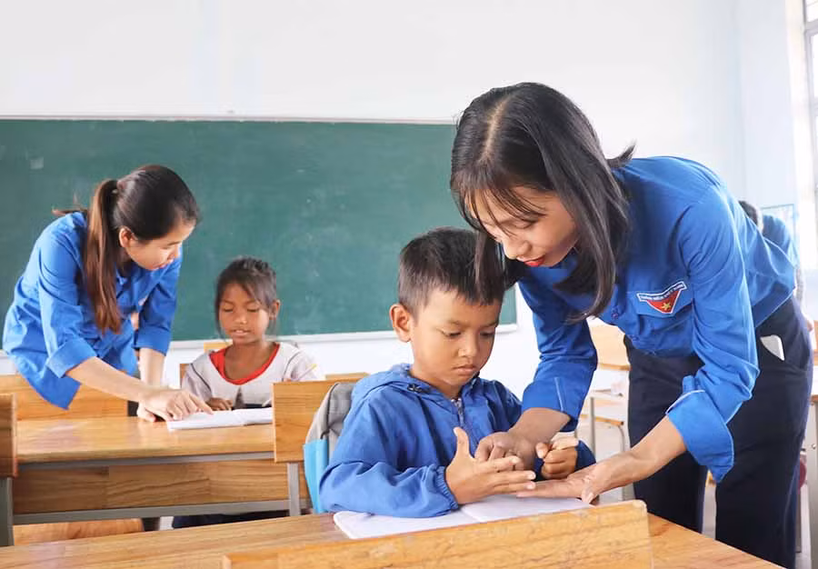  Đoàn viên thanh niên xã Tú An (thị xã An Khê) giúp học sinh ôn bài. Ảnh: N.M