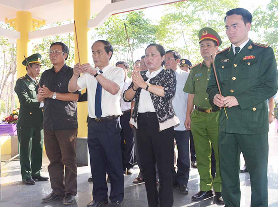 Chủ tịch UBND tỉnh Võ Ngọc Thành (thứ 4 từ phải sang) cùng các đại biểu thắp hương viếng các liệt sĩ. Ảnh: V.H