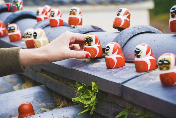 Trước bụng Daruma có chữ Phước mang ý nghĩa như một lá bùa bình an may mắn dành cho chủ sở hữu. Sau 1 năm, nếu lời cầu nguyện thành hiện thực, người ta sẽ vẽ nốt con mắt còn lại và đem Daruma lên để trong chùa. 