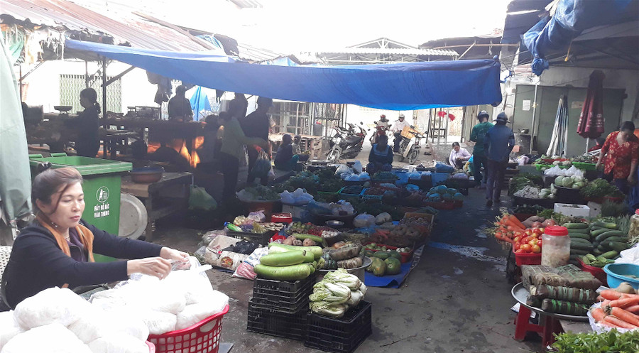  Nhiều khu chợ lớn, nhỏ trên địa bàn tỉnh đã bắt đầu hoạt động trở lại trong ngày mùng 2 Tết. Ảnh: Hồng Thi
