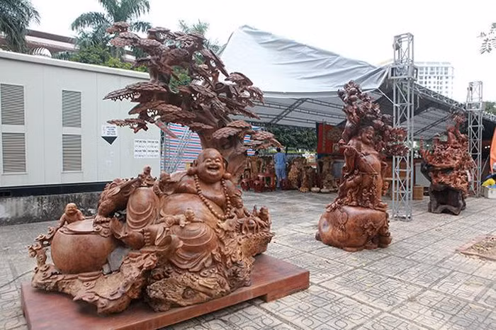 Xuất hiện tại Triển lãm sinh vật cảnh tỉnh Bắc Ninh (2019), bộ ba tác phẩm phật Di Lặc gánh đào, phật Di Lặc ngũ phúc tọa gốc tùng và Thập Bát La Hán thu hút sự chú ý của khách tham quan. Xuất hiện tại Triển lãm sinh vật cảnh tỉnh Bắc Ninh (2019), bộ ba tác phẩm phật Di Lặc gánh đào, phật Di Lặc ngũ phúc tọa gốc tùng và Thập Bát La Hán thu hút sự chú ý của khách tham quan.