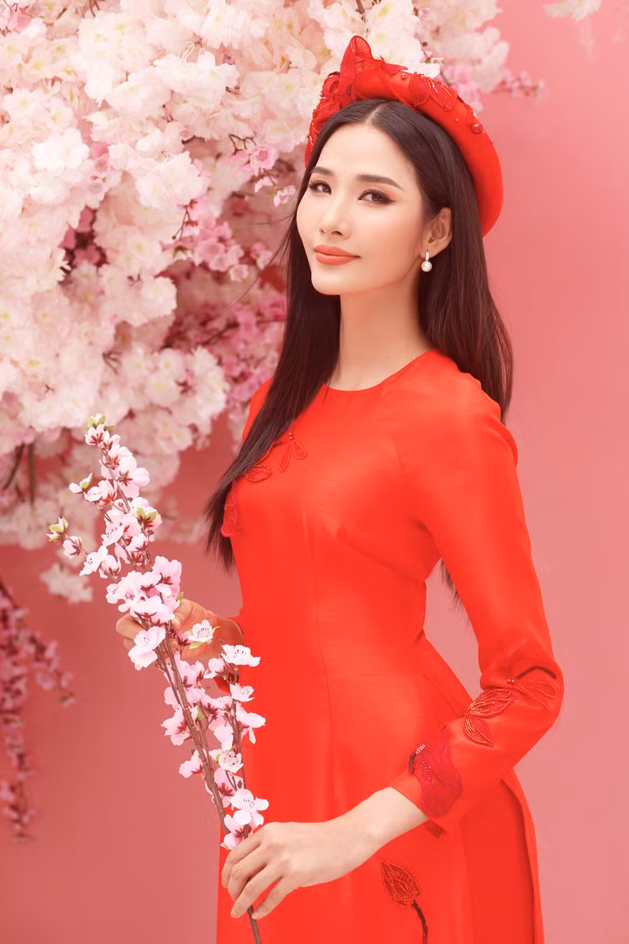 Á hậu Hoàng Thùy diện áo dài đỏ trong loạt ảnh mừng năm mới của Hoa hậu Hoàn vũ Việt Nam. Ngay từ đầu năm, cô đã nhận được sự kỳ vọng của công chúng khi nhiều khả năng là người tiếp bước Hoa hậu H'Hen Niê thi Hoa hậu Hoàn vũ năm nay.