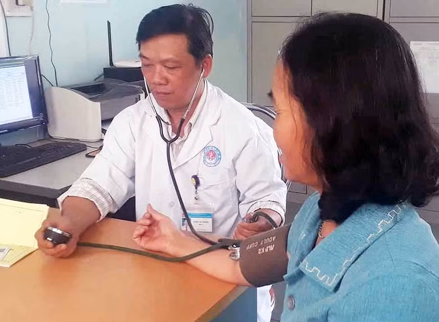  Khám-chữa bệnh bằng y học cổ truyền cho người dân tại Trung tâm Y tế huyện Ia Grai. Ảnh: H.S