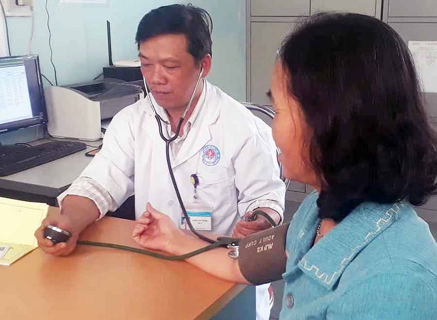  Khám-chữa bệnh bằng y học cổ truyền cho người dân tại Trung tâm Y tế huyện Ia Grai. Ảnh: H.S