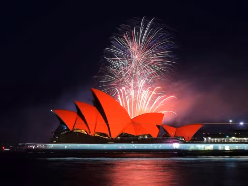 Nhà hát Operah Sydney chuyển màu đỏ rực. (Ảnh: EPA)
