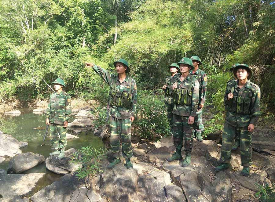  Cán bộ, chiến sĩ Đồn Biên phòng Ia Chía tuần tra bảo vệ biên giới. Ảnh: Phương Dung
