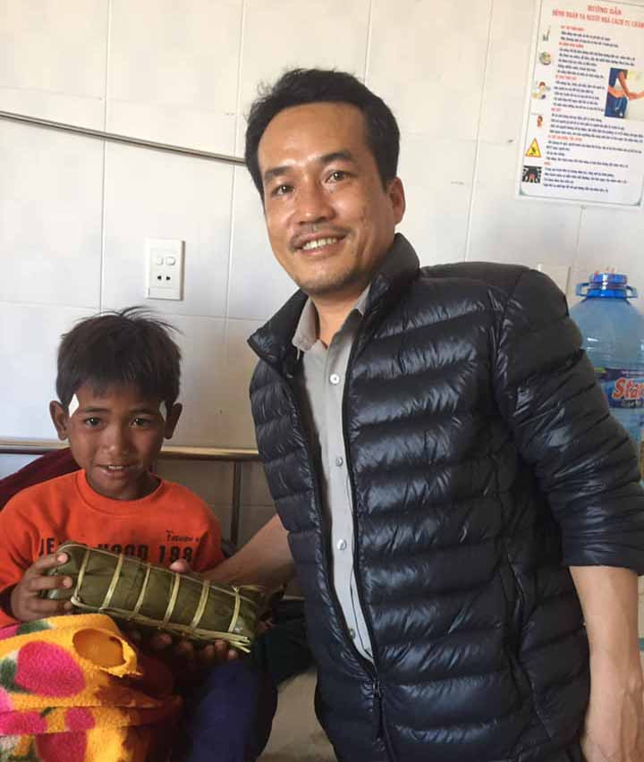 Đại diện Quỹ Hỗ trợ bệnh nhân nghèo Gia Lai trao quà Tết cho bệnh nhi tại Bệnh viện Nhi Gia Lai. Ảnh: Như Nguyện