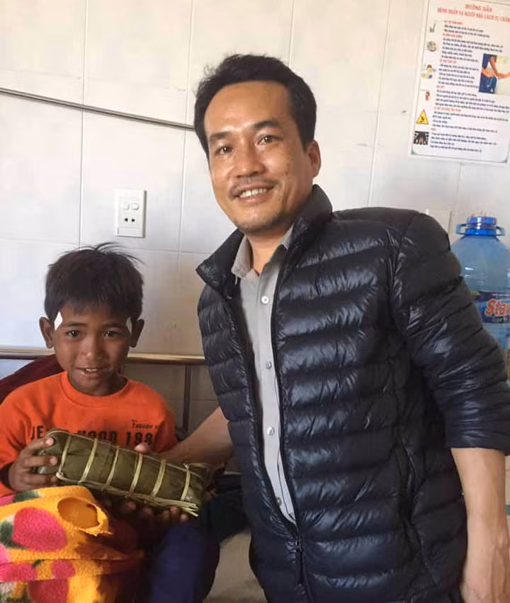 Đại diện Quỹ Hỗ trợ bệnh nhân nghèo Gia Lai trao quà Tết cho bệnh nhi tại Bệnh viện Nhi Gia Lai. Ảnh: Như Nguyện