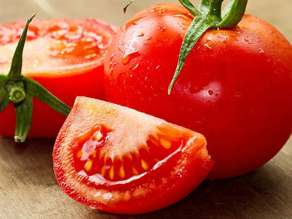 Cà chua không chỉ cung cấp các loại vitamin thiết yếu như vitamin E mà còn chứa lycopene, chất chống oxy hóa giúp ngăn ngừa sự hình thành các axit béo trong động mạch, nguyên nhân chính gây tăng huyết áp. Ảnh minh hoạ: Internet