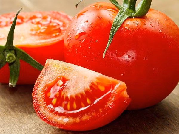 Cà chua không chỉ cung cấp các loại vitamin thiết yếu như vitamin E mà còn chứa lycopene, chất chống oxy hóa giúp ngăn ngừa sự hình thành các axit béo trong động mạch, nguyên nhân chính gây tăng huyết áp. Ảnh minh hoạ: Internet
