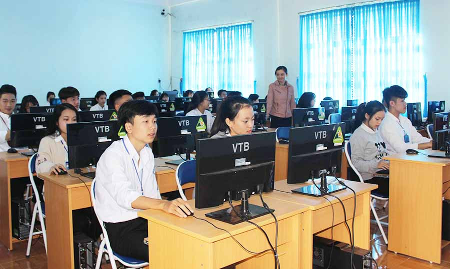 Đầu tư thiết bị dạy học theo hướng hiện đại hóa là mục tiêu của các trường để đạt chuẩn quốc gia. Ảnh: N.G Đầu tư thiết bị dạy học theo hướng hiện đại hóa là mục tiêu của các trường để đạt chuẩn quốc gia. Ảnh: N.G