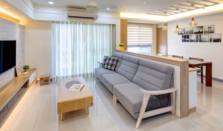  Khu vực chính được chia thành bộ phận tiếp khách và nơi ăn uống, ngăn cách bằng bức tường thấp.