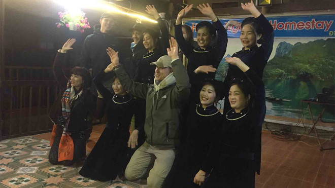 Du khách nước ngoài biểu diễn văn nghệ với người Tày Pác Ngòi