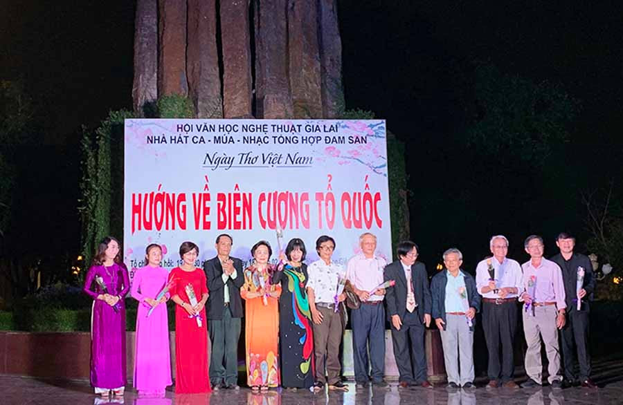 Ban tổ chức tặng hoa cho các nghệ sĩ tham gia đêm thơ Nguyên tiêu. Ảnh: P.L  Ban tổ chức tặng hoa cho các nghệ sĩ tham gia đêm thơ Nguyên tiêu. Ảnh: P.L