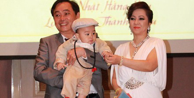 Tại lễ thôi nôi của bé Huỳnh Hằng Hữu, ông Huỳnh Uy Dũng và bà Nguyễn Phương Hằng tuyên bố trao khối tài sản khổng lồ của mình cho con.