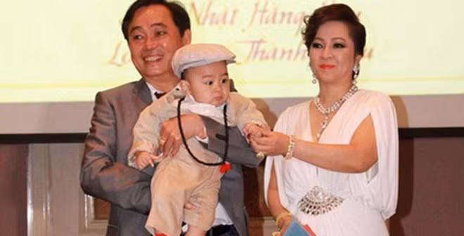 Tại lễ thôi nôi của bé Huỳnh Hằng Hữu, ông Huỳnh Uy Dũng và bà Nguyễn Phương Hằng tuyên bố trao khối tài sản khổng lồ của mình cho con.