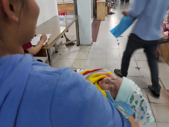 Bé trai bị bỏ rơi đã được về nhà