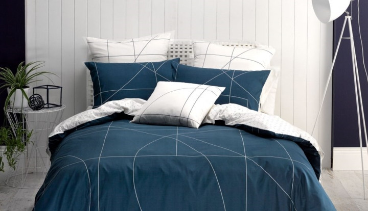 Thay mới màn cửa, vỏ gối, vỏ bọc nệm sofa…khiến diện mạo ngôi nhà thay đổi nhanh chóng.