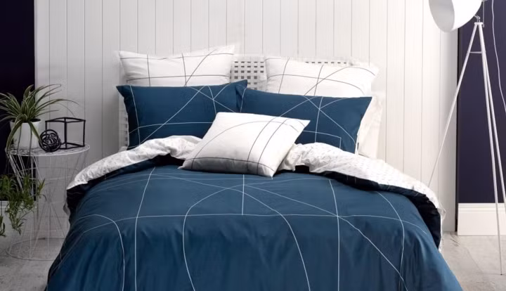 Thay mới màn cửa, vỏ gối, vỏ bọc nệm sofa…khiến diện mạo ngôi nhà thay đổi nhanh chóng.