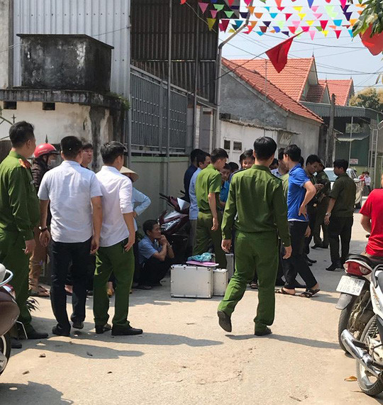 Lực lượng chức năng khám nghiệm, điều tra tại hiện trường vụ người phụ nữ tử vong bất thường - Ảnh: Bảo Anh