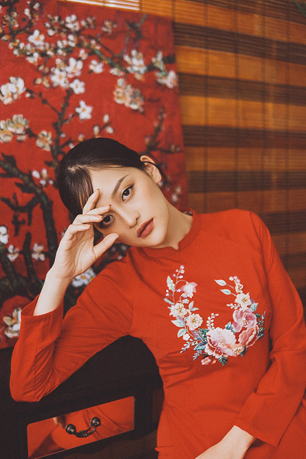 Sau một năm hoạt động tích cực tại thị trường điện ảnh phía Nam, Thùy Anh muốn dành trọn thời gian nghỉ Tết bên gia đình. Những ngày giáp Tết, cô cùng người thân mua sắm, trang hoàng nhà cửa và tự tay gói bánh chưng. 