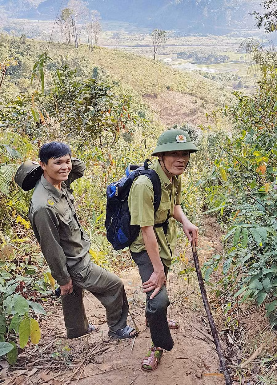  Lực lượng Kiểm lâm huyện Kbang tuần tra bảo vệ rừng. Ảnh: M.N
