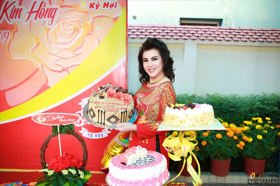  Sau Tết, Hoa hậu Kim Hồng sẽ trở về Mỹ để tiếp tục công việc.