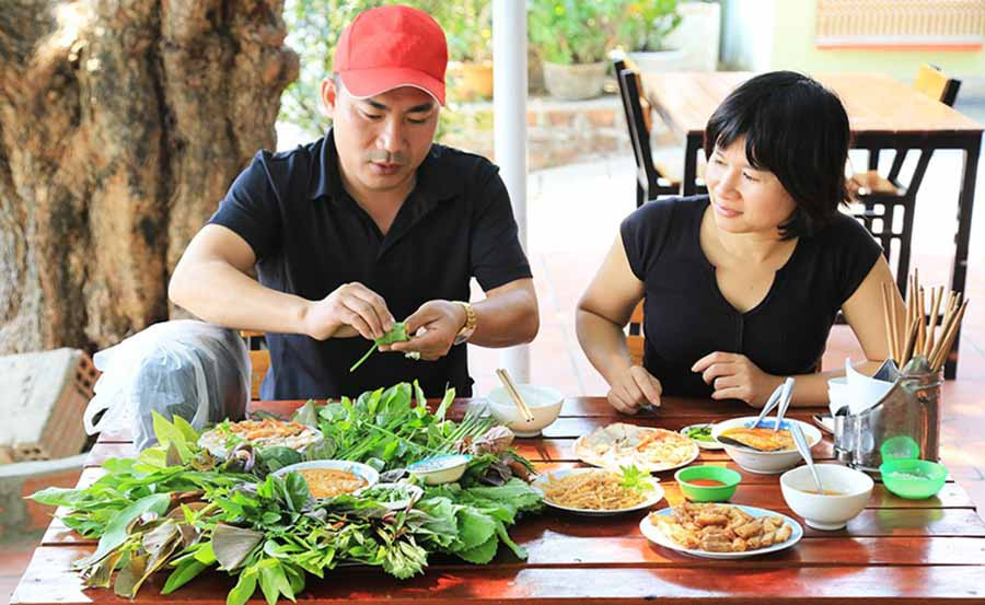  Thực khách thưởng thức gỏi lá (ảnh minh họa).