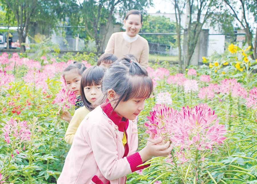 Học sinh các trường Mầm non trên địa bàn tỉnh tham gia hoạt động vừa học vừa chơi ngay trong ngày học đầu tiên của năm mới. Ảnh: NGUYỄN GIANG