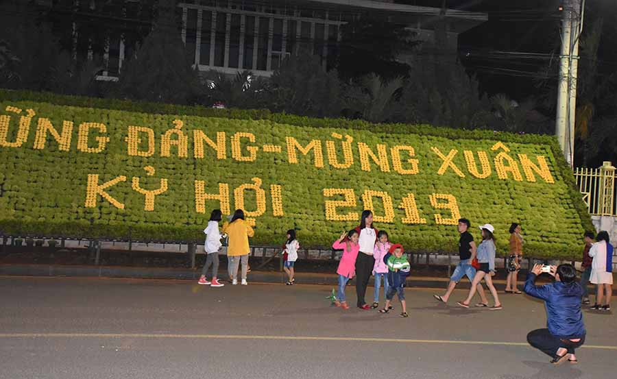 Người dân tập trung về Quảng trường chụp hình lưu niệm. Ảnh Trần Dung