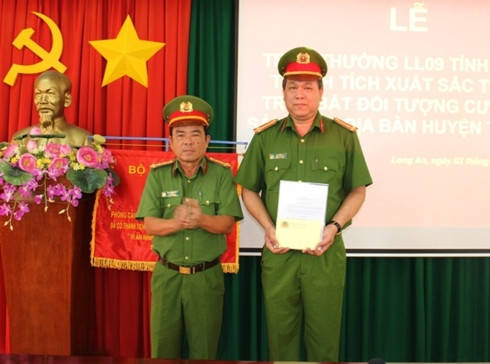 Đại tá Phạm Hữu Châu - Phó Giám đốc Công an tỉnh Long An thưởng nóng cho cán bộ, chiến sĩ tham gia bắt cướp. Đại tá Phạm Hữu Châu - Phó Giám đốc Công an tỉnh Long An thưởng nóng cho cán bộ, chiến sĩ tham gia bắt cướp.