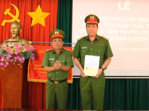 Đại tá Phạm Hữu Châu - Phó Giám đốc Công an tỉnh Long An thưởng nóng cho cán bộ, chiến sĩ tham gia bắt cướp.