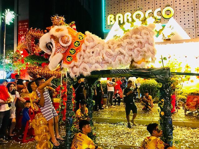 Đoàn Lân đang múa bài Kim ngân sư chúc thọ, Lân hái cỏ linh chi, Lân ngậm cá chép vàng với ý nghĩa cầu chúc an khang 