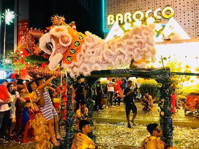 Đoàn Lân đang múa bài Kim ngân sư chúc thọ, Lân hái cỏ linh chi, Lân ngậm cá chép vàng với ý nghĩa cầu chúc an khang 