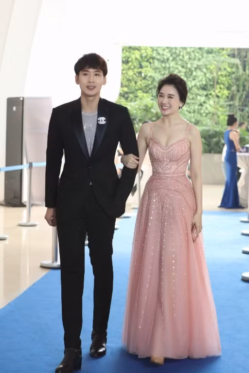  Được biết, Tuấn Trần đã cùng hợp tác với Hari Won trong nhiều dự án điện ảnh.