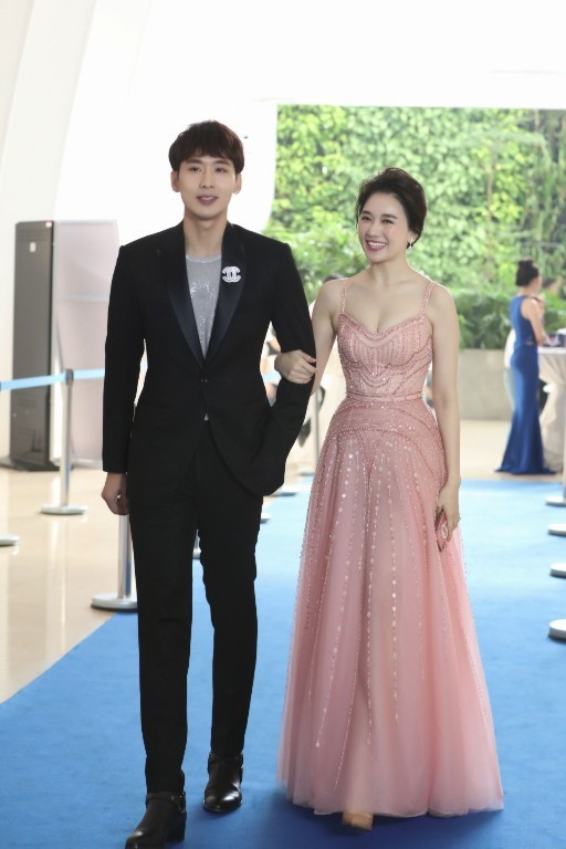  Được biết, Tuấn Trần đã cùng hợp tác với Hari Won trong nhiều dự án điện ảnh.