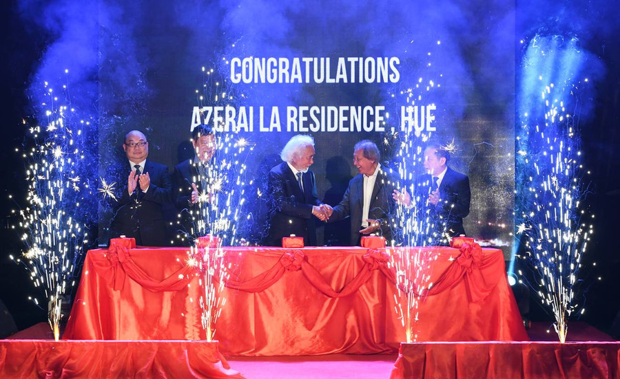  Tối 19/2, khách sạn Azerai La Residence khai trương. Đây là cột mốc đánh dấu công trình kiến trúc độc đáo bên bờ sông Hương có chủ sở hữu mới là chuỗi khách sạn Azerai. Ông Phan Trọng Minh, tổng quản lý khách sạn, chia sẻ: “Huế đã được chọn làm kinh đô bởi các vua nhà Nguyễn rất tin vào sức mạnh phong thủy nơi đây. Tôi tin rằng khách sạn cũng được thừa hưởng sức mạnh đó. Chúng tôi hy vọng sẽ mang đến cho du khách những trải nghiệm lưu trú hấp dẫn nhất ở Đông Nam Á”.