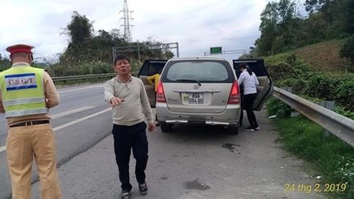  Cảnh sát giao thông đã yêu cầu nhóm người này về làm việc. Ảnh VECS.