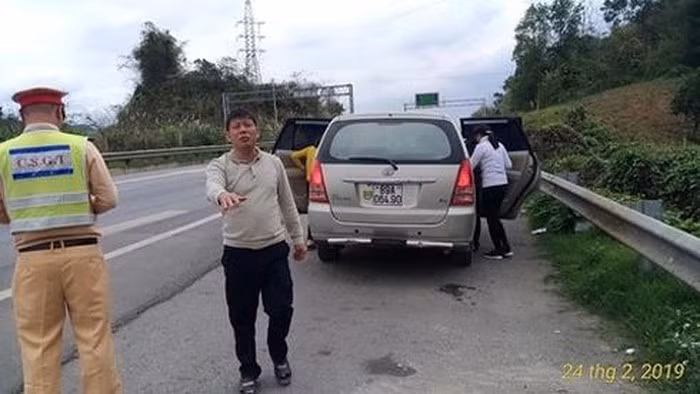  Cảnh sát giao thông đã yêu cầu nhóm người này về làm việc. Ảnh VECS.