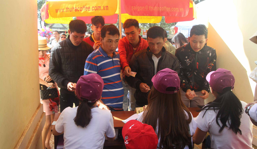 Quầy bán vé luôn hoạt động hết công suất. Ảnh: Văn Ngọc 