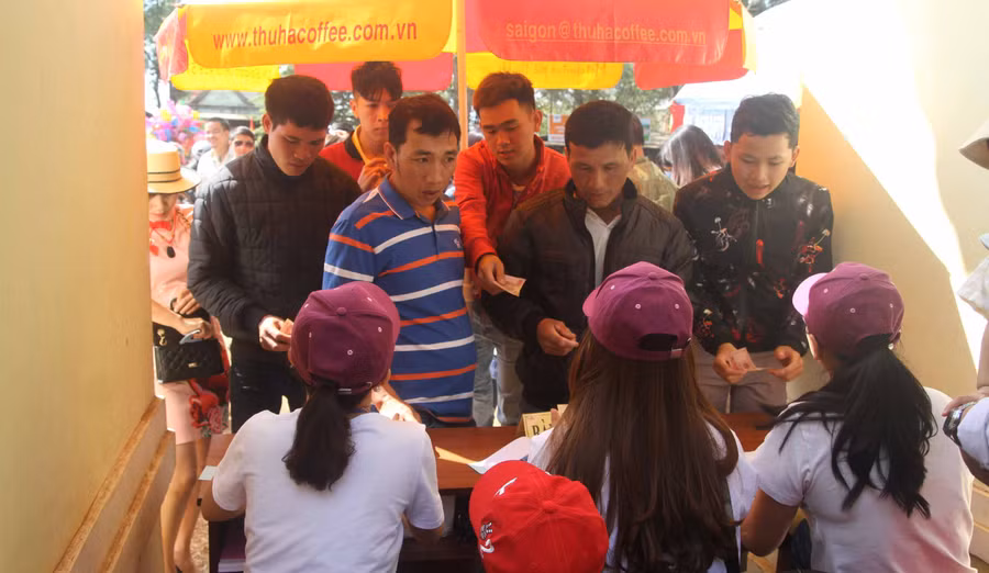 Quầy bán vé luôn hoạt động hết công suất. Ảnh: Văn Ngọc 