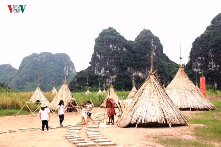  Dọc đường, nếu bạn muốn thử cảm giác sống trong không gian của thổ dân thì nên dừng chân ở nơi có bãi cát rộng phẳng lì có những túp lều được người dựng lên, đây chính phim trường Kong: Skull Island.