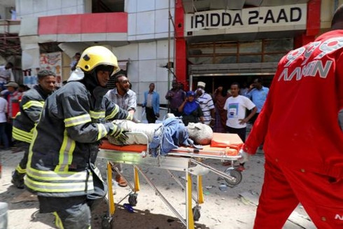  Nhân viên y tế đưa nạn nhân khỏi hiện trường vụ đánh bom ở Mogadishu ngày 4/2. (Ảnh: Independent)