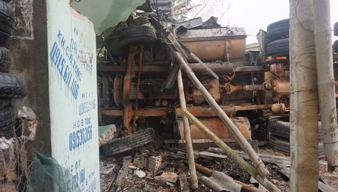 Xe container đâm vào một nhà dân với chịu dừng lại