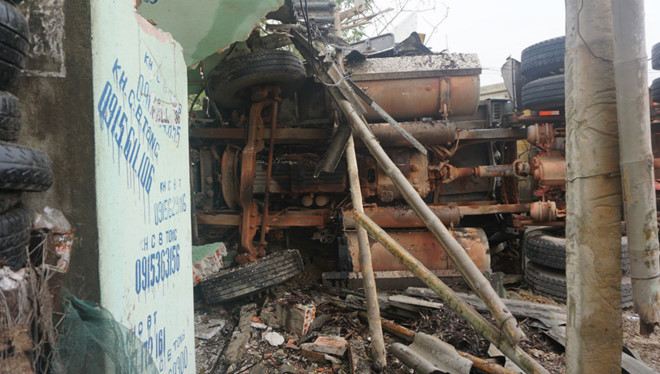 Xe container đâm vào một nhà dân với chịu dừng lại