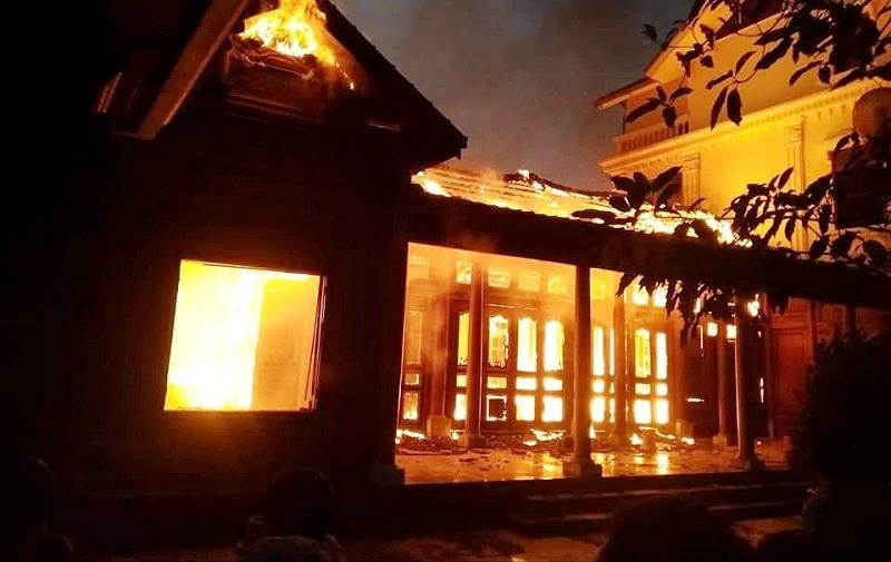 Hiện trường vụ cháy nhà gỗ tiền tỉ. 