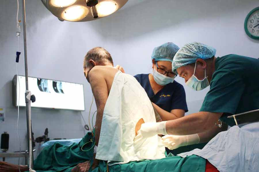 Các y-bác sĩ Bệnh viện Đa khoa tỉnh chuẩn bị cho một ca phẫu thuật. Ảnh: N.N