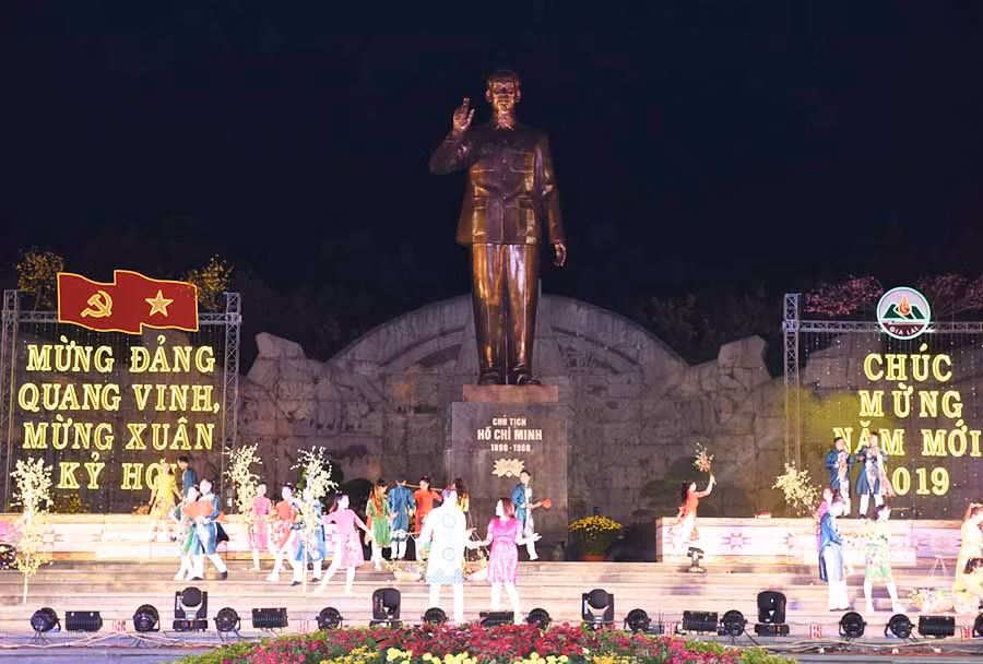 Ca khúc “Chúc tết mọi nhà” do ca sĩ Y Byen-Minh Hùng và tốp múa biểu diễn. Ảnh: Đ.T