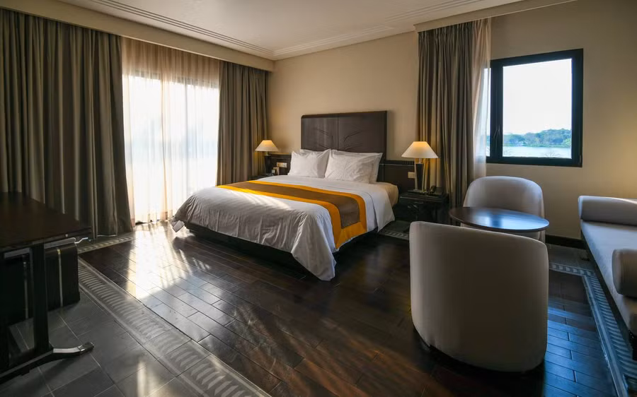 Khách sạn được trang trí theo phong cách Art Deco đặc trưng của thế kỷ 20. Các thiết kế được giữ nguyên mẫu như thời kỳ đầu, cách đây gần 100 năm. Những căn phòng cao cấp nhất thuộc phân khúc Suite đều được đặt tên riêng theo phong cách thiết kế bên trong như Chambre Rouge, Ruhlmann…