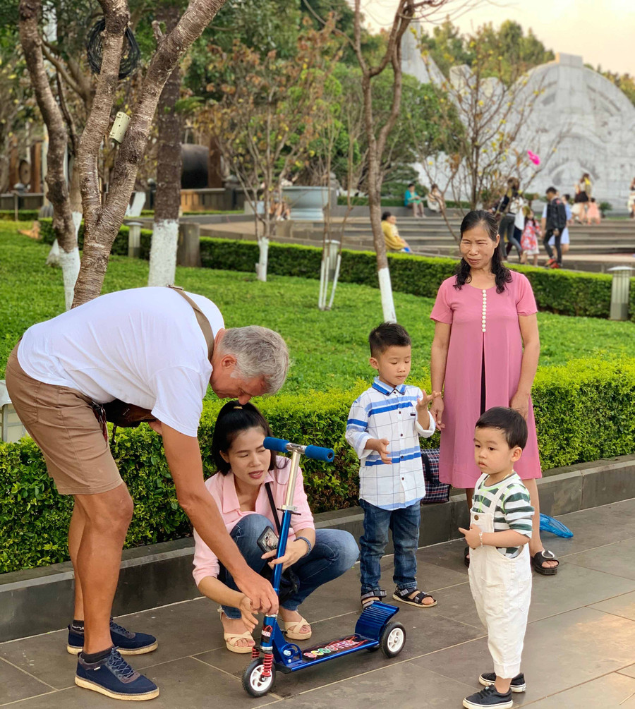 Ông Eddy giúp sửa xe scooter cho các em nhỏ trong lúc dạo chơi tại Quảng trường Đại Đoàn Kết. Ảnh Phương Vi Ông Eddy giúp sửa xe scooter cho các em nhỏ trong lúc dạo chơi tại Quảng trường Đại Đoàn Kết. Ảnh Phương Vi